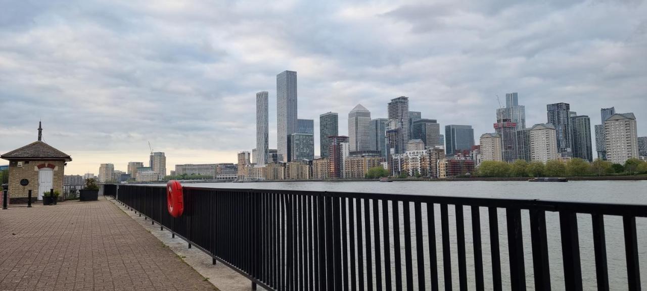 Stunning Massive Bedroom +Direct Thames River View ロンドン エクステリア 写真