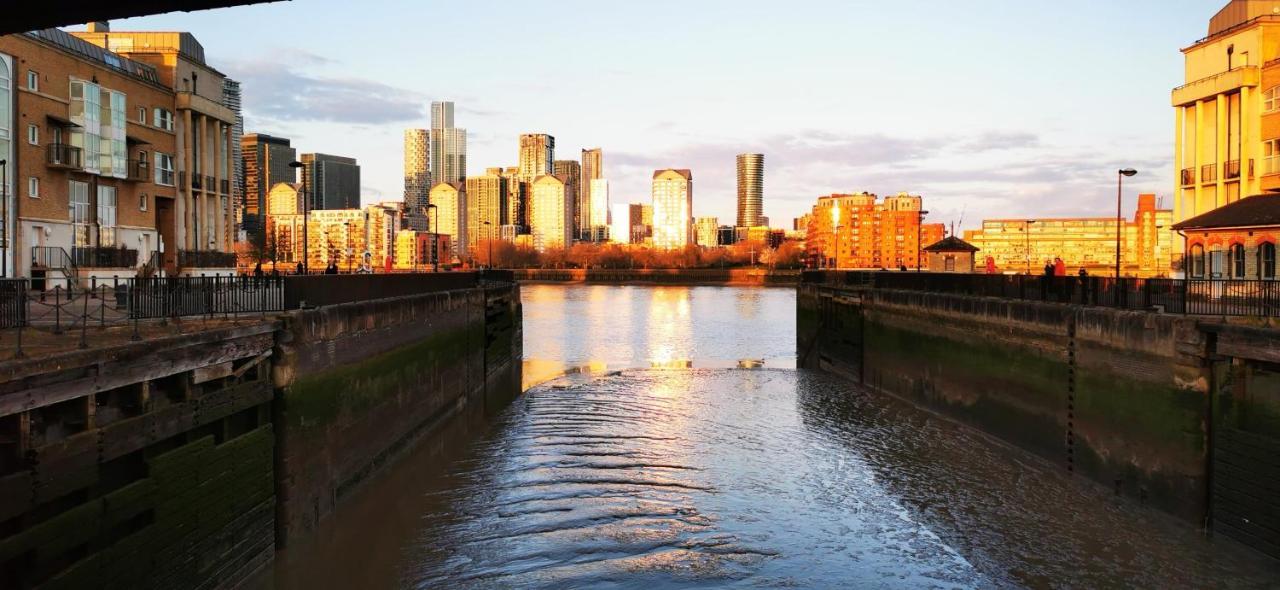 Stunning Massive Bedroom +Direct Thames River View ロンドン エクステリア 写真