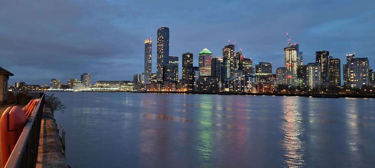 Stunning Massive Bedroom +Direct Thames River View ロンドン エクステリア 写真