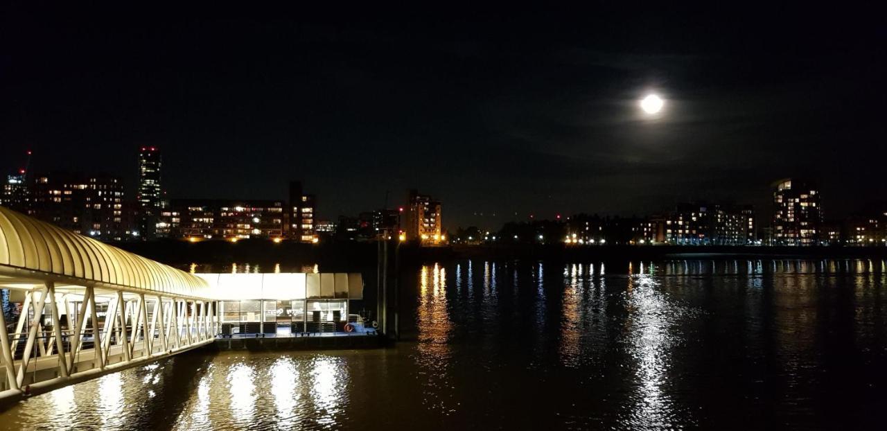 Stunning Massive Bedroom +Direct Thames River View ロンドン エクステリア 写真