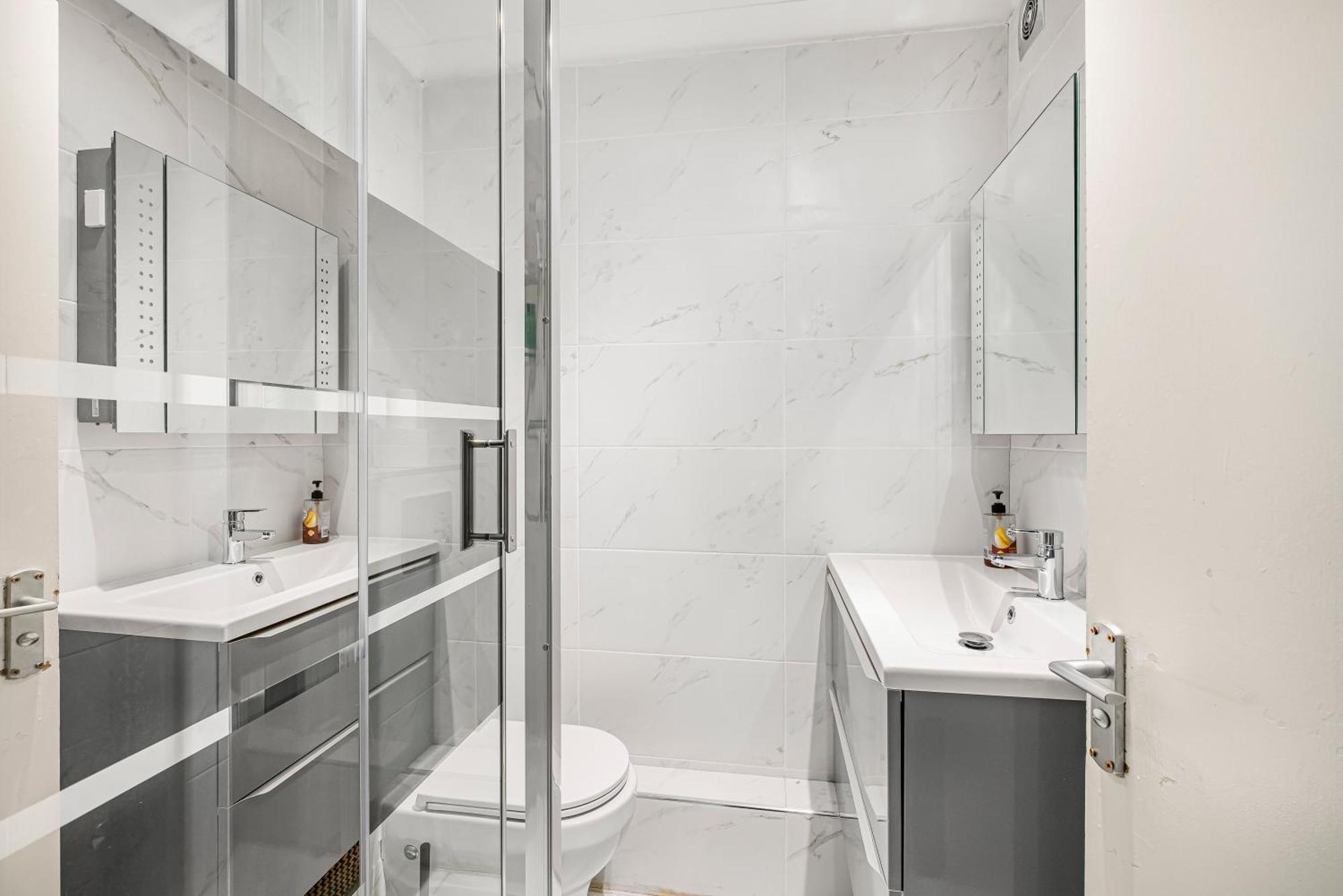 Stunning Massive Bedroom +Direct Thames River View ロンドン エクステリア 写真