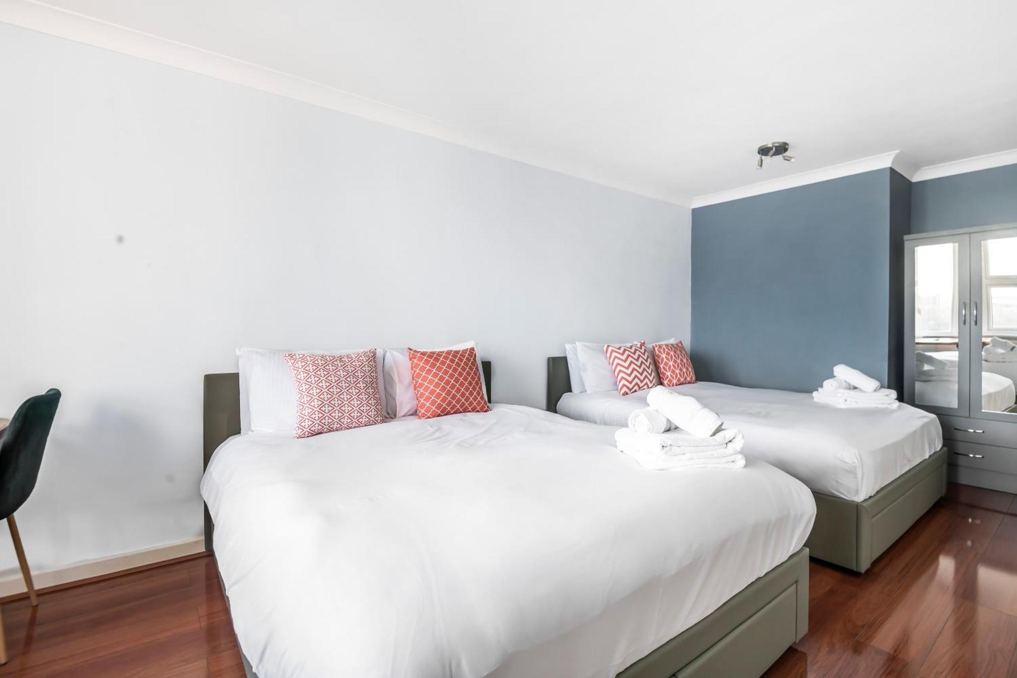 Stunning Massive Bedroom +Direct Thames River View ロンドン エクステリア 写真